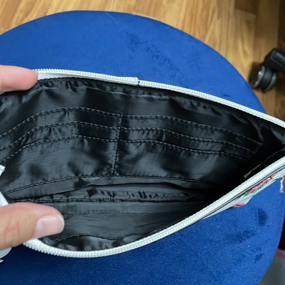 Free With a Purchase 200$ and Up Guess - Picture 7 of 7